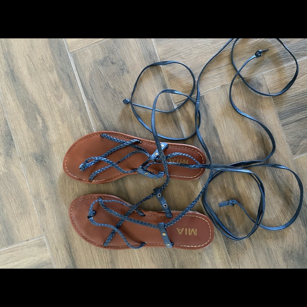 Gorgeous lace up sandals in a navy blue color!!
